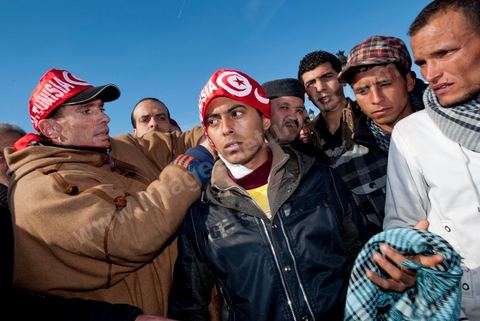 Journée du 23 janvier : arrivée à Tunis de la "Caravane de la Libération". Près d'un millier de manifestants venant des régions de Sidi Bouzid et Kasserine pour  " faire tomber le gouvernement". Après une nuit sur les routes de Tunisie, ces hommes, femmes et enfants à l'origine de cette révolution viennent s'installer devant les portes du Premier Ministère pour demander la démission du gouvernement. Soutenus par les tunisois qui leur apportent de la nourriture et écoutent les histoires de ces martyrs de la Révolution. Jeunes garçons bléssés par la police.