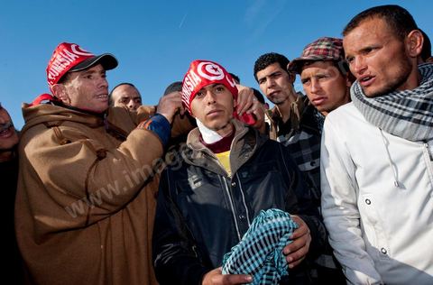 Journée du 23 janvier : arrivée à Tunis de la "Caravane de la Libération". Près d'un millier de manifestants venant des régions de Sidi Bouzid et Kasserine pour  " faire tomber le gouvernement". Après une nuit sur les routes de Tunisie, ces hommes, femmes et enfants à l'origine de cette révolution viennent s'installer devant les portes du Premier Ministère pour demander la démission du gouvernement. Soutenus par les tunisois qui leur apportent de la nourriture et écoutent les histoires de ces martyrs de la Révolution. Jeunes garçons bléssés par la police.