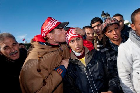 Journée du 23 janvier : arrivée à Tunis de la "Caravane de la Libération". Près d'un millier de manifestants venant des régions de Sidi Bouzid et Kasserine pour  " faire tomber le gouvernement". Après une nuit sur les routes de Tunisie, ces hommes, femmes et enfants à l'origine de cette révolution viennent s'installer devant les portes du Premier Ministère pour demander la démission du gouvernement. Soutenus par les tunisois qui leur apportent de la nourriture et écoutent les histoires de ces martyrs de la Révolution. Jeunes garçons bléssés par la police.