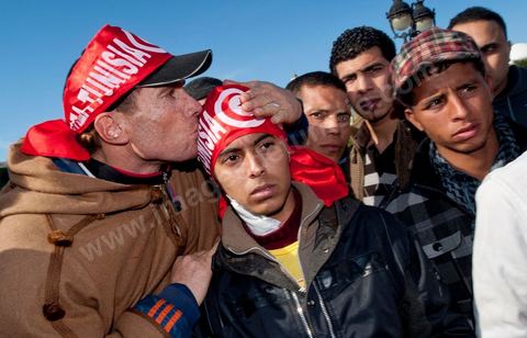 Journée du 23 janvier : arrivée à Tunis de la "Caravane de la Libération". Près d'un millier de manifestants venant des régions de Sidi Bouzid et Kasserine pour  " faire tomber le gouvernement". Après une nuit sur les routes de Tunisie, ces hommes, femmes et enfants à l'origine de cette révolution viennent s'installer devant les portes du Premier Ministère pour demander la démission du gouvernement. Soutenus par les tunisois qui leur apportent de la nourriture et écoutent les histoires de ces martyrs de la Révolution. Jeunes garçons bléssés par la police.