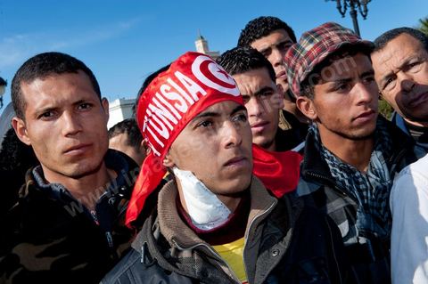 Journée du 23 janvier : arrivée à Tunis de la "Caravane de la Libération". Près d'un millier de manifestants venant des régions de Sidi Bouzid et Kasserine pour  " faire tomber le gouvernement". Après une nuit sur les routes de Tunisie, ces hommes, femmes et enfants à l'origine de cette révolution viennent s'installer devant les portes du Premier Ministère pour demander la démission du gouvernement. Soutenus par les tunisois qui leur apportent de la nourriture et écoutent les histoires de ces martyrs de la Révolution. Jeunes garçons bléssés par la police.
