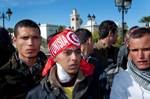 Journée du 23 janvier : arrivée à Tunis de la "Caravane de la Libération". Près d'un millier de manifestants venant des régions de Sidi Bouzid et Kasserine pour  " faire tomber le gouvernement". Après une nuit sur les routes de Tunisie, ces hommes, femmes et enfants à l'origine de cette révolution viennent s'installer devant les portes du Premier Ministère pour demander la démission du gouvernement. Soutenus par les tunisois qui leur apportent de la nourriture et écoutent les histoires de ces martyrs de la Révolution. Jeunes garçons bléssés par la police.