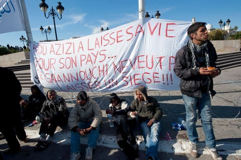Journée du 23 janvier : arrivée à Tunis de la "Caravane de la Libération". Près d'un millier de manifestants venant des régions de Sidi Bouzid et Kasserine pour  " faire tomber le gouvernement". Après une nuit sur les routes de Tunisie, ces hommes, femmes et enfants à l'origine de cette révolution viennent s'installer devant les portes du Premier Ministère pour demander la démission du gouvernement. Soutenus par les tunisois qui leur apportent de la nourriture et écoutent les histoires de ces martyrs de la Révolution. 