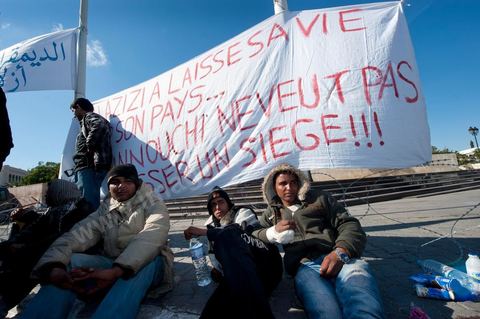 Journée du 23 janvier : arrivée à Tunis de la "Caravane de la Libération". Près d'un millier de manifestants venant des régions de Sidi Bouzid et Kasserine pour  " faire tomber le gouvernement". Après une nuit sur les routes de Tunisie, ces hommes, femmes et enfants à l'origine de cette révolution viennent s'installer devant les portes du Premier Ministère pour demander la démission du gouvernement. Soutenus par les tunisois qui leur apportent de la nourriture et écoutent les histoires de ces martyrs de la Révolution. 