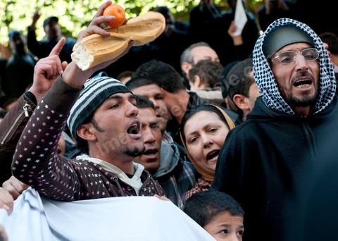 Journée du 23 janvier : arrivée à Tunis de la "Caravane de la Libération". Près d'un millier de manifestants venant des régions de Sidi Bouzid et Kasserine pour  " faire tomber le gouvernement". Après une nuit sur les routes de Tunisie, ces hommes, femmes et enfants à l'origine de cette révolution viennent s'installer devant les portes du Premier Ministère pour demander la démission du gouvernement. Soutenus par les tunisois qui leur apportent de la nourriture et écoutent les histoires de ces martyrs de la Révolution. 