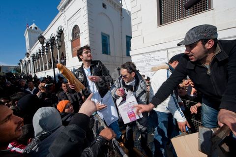Journée du 23 janvier : arrivée à Tunis de la "Caravane de la Libération". Près d'un millier de manifestants venant des régions de Sidi Bouzid et Kasserine pour  " faire tomber le gouvernement". Après une nuit sur les routes de Tunisie, ces hommes, femmes et enfants à l'origine de cette révolution viennent s'installer devant les portes du Premier Ministère pour demander la démission du gouvernement. Soutenus par les tunisois qui leur apportent de la nourriture et écoutent les histoires de ces martyrs de la Révolution. 