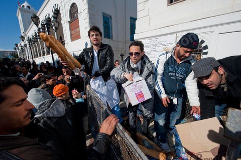 Journée du 23 janvier : arrivée à Tunis de la "Caravane de la Libération". Près d'un millier de manifestants venant des régions de Sidi Bouzid et Kasserine pour  " faire tomber le gouvernement". Après une nuit sur les routes de Tunisie, ces hommes, femmes et enfants à l'origine de cette révolution viennent s'installer devant les portes du Premier Ministère pour demander la démission du gouvernement. Soutenus par les tunisois qui leur apportent de la nourriture et écoutent les histoires de ces martyrs de la Révolution. 