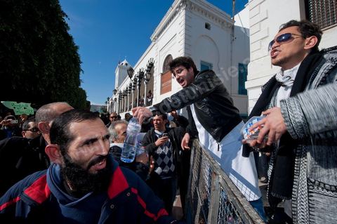 Journée du 23 janvier : arrivée à Tunis de la "Caravane de la Libération". Près d'un millier de manifestants venant des régions de Sidi Bouzid et Kasserine pour  " faire tomber le gouvernement". Après une nuit sur les routes de Tunisie, ces hommes, femmes et enfants à l'origine de cette révolution viennent s'installer devant les portes du Premier Ministère pour demander la démission du gouvernement. Soutenus par les tunisois qui leur apportent de la nourriture et écoutent les histoires de ces martyrs de la Révolution. 