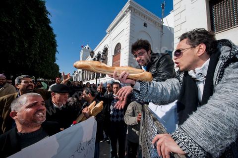 Journée du 23 janvier : arrivée à Tunis de la "Caravane de la Libération". Près d'un millier de manifestants venant des régions de Sidi Bouzid et Kasserine pour  " faire tomber le gouvernement". Après une nuit sur les routes de Tunisie, ces hommes, femmes et enfants à l'origine de cette révolution viennent s'installer devant les portes du Premier Ministère pour demander la démission du gouvernement. Soutenus par les tunisois qui leur apportent de la nourriture et écoutent les histoires de ces martyrs de la Révolution. 