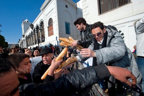 Journée du 23 janvier : arrivée à Tunis de la "Caravane de la Libération". Près d'un millier de manifestants venant des régions de Sidi Bouzid et Kasserine pour  " faire tomber le gouvernement". Après une nuit sur les routes de Tunisie, ces hommes, femmes et enfants à l'origine de cette révolution viennent s'installer devant les portes du Premier Ministère pour demander la démission du gouvernement. Soutenus par les tunisois qui leur apportent de la nourriture et écoutent les histoires de ces martyrs de la Révolution. 