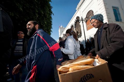 Journée du 23 janvier : arrivée à Tunis de la "Caravane de la Libération". Près d'un millier de manifestants venant des régions de Sidi Bouzid et Kasserine pour  " faire tomber le gouvernement". Après une nuit sur les routes de Tunisie, ces hommes, femmes et enfants à l'origine de cette révolution viennent s'installer devant les portes du Premier Ministère pour demander la démission du gouvernement. Soutenus par les tunisois qui leur apportent de la nourriture et écoutent les histoires de ces martyrs de la Révolution. 