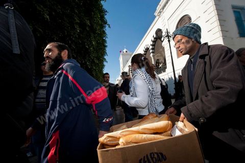Journée du 23 janvier : arrivée à Tunis de la "Caravane de la Libération". Près d'un millier de manifestants venant des régions de Sidi Bouzid et Kasserine pour  " faire tomber le gouvernement". Après une nuit sur les routes de Tunisie, ces hommes, femmes et enfants à l'origine de cette révolution viennent s'installer devant les portes du Premier Ministère pour demander la démission du gouvernement. Soutenus par les tunisois qui leur apportent de la nourriture et écoutent les histoires de ces martyrs de la Révolution. 