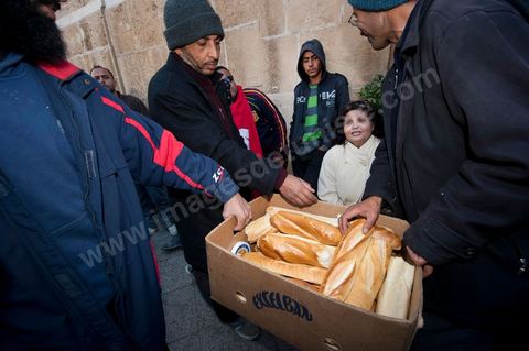 Journée du 23 janvier : arrivée à Tunis de la "Caravane de la Libération". Près d'un millier de manifestants venant des régions de Sidi Bouzid et Kasserine pour  " faire tomber le gouvernement". Après une nuit sur les routes de Tunisie, ces hommes, femmes et enfants à l'origine de cette révolution viennent s'installer devant les portes du Premier Ministère pour demander la démission du gouvernement. Soutenus par les tunisois qui leur apportent de la nourriture et écoutent les histoires de ces martyrs de la Révolution. 