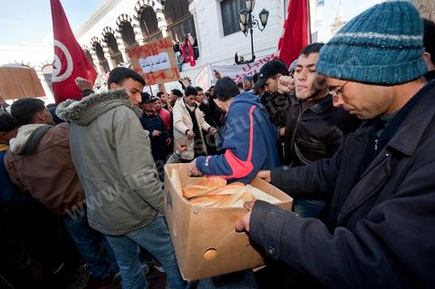 Journée du 23 janvier : arrivée à Tunis de la "Caravane de la Libération". Près d'un millier de manifestants venant des régions de Sidi Bouzid et Kasserine pour  " faire tomber le gouvernement". Après une nuit sur les routes de Tunisie, ces hommes, femmes et enfants à l'origine de cette révolution viennent s'installer devant les portes du Premier Ministère pour demander la démission du gouvernement. Soutenus par les tunisois qui leur apportent de la nourriture et écoutent les histoires de ces martyrs de la Révolution. 