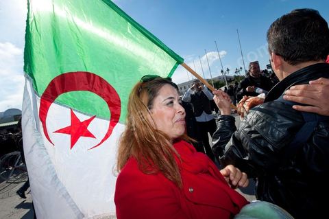 Journée du 23 janvier : arrivée à Tunis de la "Caravane de la Libération". Près d'un millier de manifestants venant des régions de Sidi Bouzid et Kasserine pour  " faire tomber le gouvernement". Après une nuit sur les routes de Tunisie, ces hommes, femmes et enfants à l'origine de cette révolution viennent s'installer devant les portes du Premier Ministère pour demander la démission du gouvernement. Soutenus par les tunisois qui leur apportent de la nourriture et écoutent les histoires de ces martyrs de la Révolution. Un couple d'algérien .