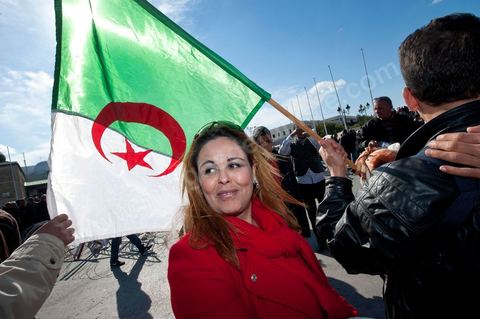 Journée du 23 janvier : arrivée à Tunis de la "Caravane de la Libération". Près d'un millier de manifestants venant des régions de Sidi Bouzid et Kasserine pour  " faire tomber le gouvernement". Après une nuit sur les routes de Tunisie, ces hommes, femmes et enfants à l'origine de cette révolution viennent s'installer devant les portes du Premier Ministère pour demander la démission du gouvernement. Soutenus par les tunisois qui leur apportent de la nourriture et écoutent les histoires de ces martyrs de la Révolution. Un couple d'algérien .