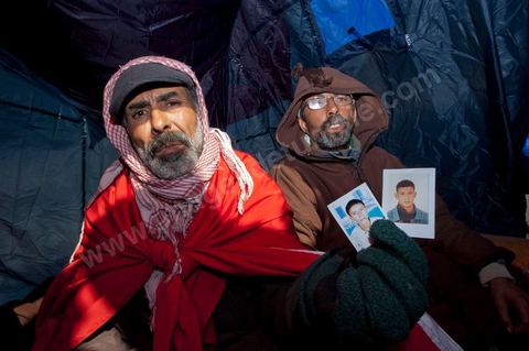 Journée du 24 : Deuxième jour de protestations de la Caravane de la libération. Après avoir dormis sur la place du gouvernement en face du premier Ministère les gens du sud ouest maintiennent leur position tant que le gouvernement ne démissionne pas. Manifestations, hommages aux martyrs de la Révolution, sitin et discussions avec les militaires.