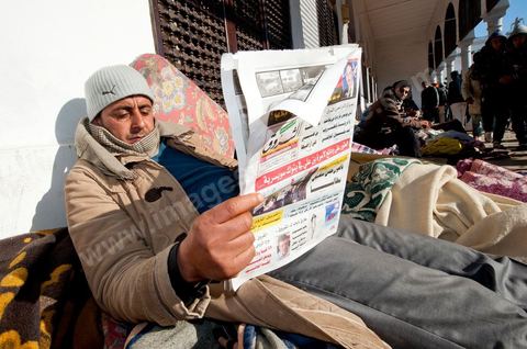 Journée du 24 : Deuxième jour de protestations de la Caravane de la libération. Après avoir dormis sur la place du gouvernement en face du premier Ministère les gens du sud ouest maintiennent leur position tant que le gouvernement ne démissionne pas. Manifestations, hommages aux martyrs de la Révolution, sitin et discussions avec les militaires.