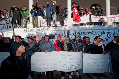 Journée du 24 : Deuxième jour de protestations de la Caravane de la libération. Après avoir dormis sur la place du gouvernement en face du premier Ministère les gens du sud ouest maintiennent leur position tant que le gouvernement ne démissionne pas. Manifestations, hommages aux martyrs de la Révolution, sitin et discussions avec les militaires.