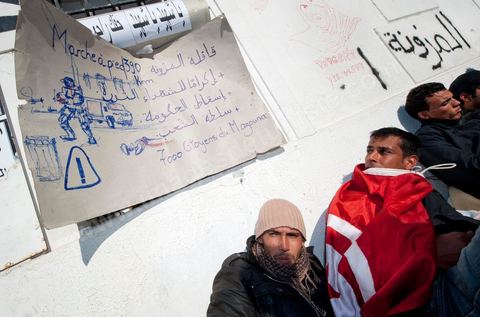 Journée du 24 : Deuxième jour de protestations de la Caravane de la libération. Après avoir dormis sur la place du gouvernement en face du premier Ministère les gens du sud ouest maintiennent leur position tant que le gouvernement ne démissionne pas. Manifestations, hommages aux martyrs de la Révolution, sitin et discussions avec les militaires.