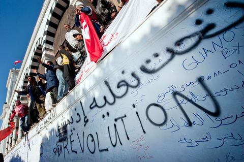 Journée du 24 : Deuxième jour de protestations de la Caravane de la libération. Après avoir dormis sur la place du gouvernement en face du premier Ministère les gens du sud ouest maintiennent leur position tant que le gouvernement ne démissionne pas. Manifestations, hommages aux martyrs de la Révolution, sitin et discussions avec les militaires.