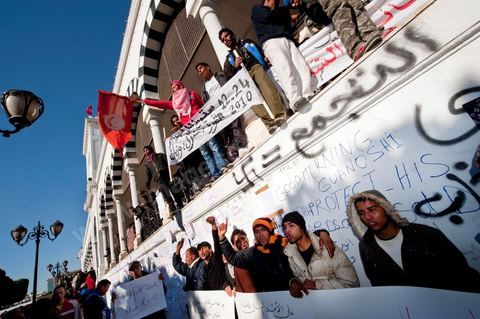 Journée du 24 : Deuxième jour de protestations de la Caravane de la libération. Après avoir dormis sur la place du gouvernement en face du premier Ministère les gens du sud ouest maintiennent leur position tant que le gouvernement ne démissionne pas. Manifestations, hommages aux martyrs de la Révolution, sitin et discussions avec les militaires.