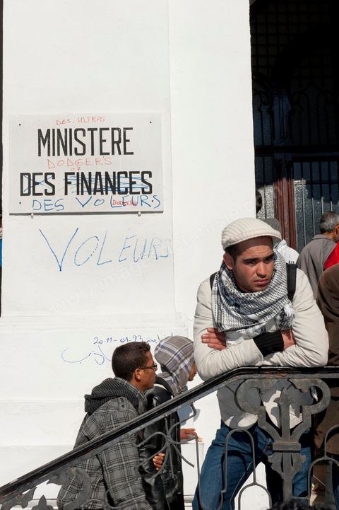 Journée du 24 : Deuxième jour de protestations de la Caravane de la libération. Après avoir dormis sur la place du gouvernement en face du premier Ministère les gens du sud ouest maintiennent leur position tant que le gouvernement ne démissionne pas. Manifestations, hommages aux martyrs de la Révolution, sitin et discussions avec les militaires.