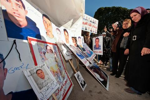 Journée du 24 : Deuxième jour de protestations de la Caravane de la libération. Après avoir dormis sur la place du gouvernement en face du premier Ministère les gens du sud ouest maintiennent leur position tant que le gouvernement ne démissionne pas. Manifestations, hommages aux martyrs de la Révolution, sitin et discussions avec les militaires.