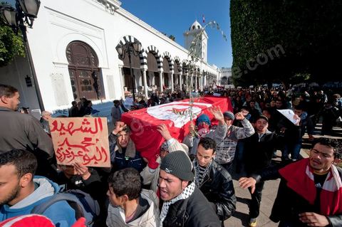Journée du 24 : Deuxième jour de protestations de la Caravane de la libération. Après avoir dormis sur la place du gouvernement en face du premier Ministère les gens du sud ouest maintiennent leur position tant que le gouvernement ne démissionne pas. Manifestations, hommages aux martyrs de la Révolution, sitin et discussions avec les militaires.