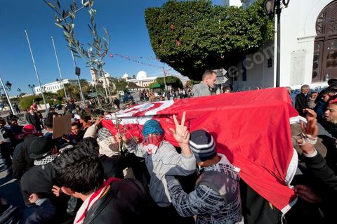 Journée du 24 : Deuxième jour de protestations de la Caravane de la libération. Après avoir dormis sur la place du gouvernement en face du premier Ministère les gens du sud ouest maintiennent leur position tant que le gouvernement ne démissionne pas. Manifestations, hommages aux martyrs de la Révolution, sitin et discussions avec les militaires.