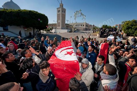 Journée du 24 : Deuxième jour de protestations de la Caravane de la libération. Après avoir dormis sur la place du gouvernement en face du premier Ministère les gens du sud ouest maintiennent leur position tant que le gouvernement ne démissionne pas. Manifestations, hommages aux martyrs de la Révolution, sitin et discussions avec les militaires.