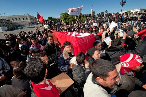 Journée du 24 : Deuxième jour de protestations de la Caravane de la libération. Après avoir dormis sur la place du gouvernement en face du premier Ministère les gens du sud ouest maintiennent leur position tant que le gouvernement ne démissionne pas. Manifestations, hommages aux martyrs de la Révolution, sitin et discussions avec les militaires.