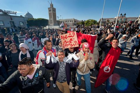 Journée du 24 : Deuxième jour de protestations de la Caravane de la libération. Après avoir dormis sur la place du gouvernement en face du premier Ministère les gens du sud ouest maintiennent leur position tant que le gouvernement ne démissionne pas. Manifestations, hommages aux martyrs de la Révolution, sitin et discussions avec les militaires.