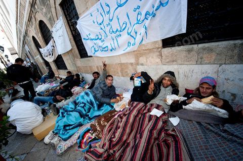 Journée du 24 : Deuxième jour de protestations de la Caravane de la libération. Après avoir dormis sur la place du gouvernement en face du premier Ministère les gens du sud ouest maintiennent leur position tant que le gouvernement ne démissionne pas. Manifestations, hommages aux martyrs de la Révolution, sitin et discussions avec les militaires.