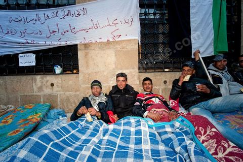 Journée du 24 : Deuxième jour de protestations de la Caravane de la libération. Après avoir dormis sur la place du gouvernement en face du premier Ministère les gens du sud ouest maintiennent leur position tant que le gouvernement ne démissionne pas. Manifestations, hommages aux martyrs de la Révolution, sitin et discussions avec les militaires.