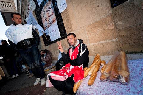 Journée du 24 : Deuxième jour de protestations de la Caravane de la libération. Après avoir dormis sur la place du gouvernement en face du premier Ministère les gens du sud ouest maintiennent leur position tant que le gouvernement ne démissionne pas. Manifestations, hommages aux martyrs de la Révolution, sitin et discussions avec les militaires.