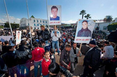 Journée du 24 : Deuxième jour de protestations de la Caravane de la libération. Après avoir dormis sur la place du gouvernement en face du premier Ministère les gens du sud ouest maintiennent leur position tant que le gouvernement ne démissionne pas. Manifestations, hommages aux martyrs de la Révolution, sitin et discussions avec les militaires.