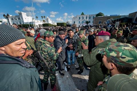 Journée du 24 : Deuxième jour de protestations de la Caravane de la libération. Après avoir dormis sur la place du gouvernement en face du premier Ministère les gens du sud ouest maintiennent leur position tant que le gouvernement ne démissionne pas. Manifestations, hommages aux martyrs de la Révolution, sitin et discussions avec les militaires.