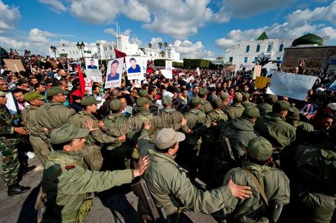 Journée du 24 : Deuxième jour de protestations de la Caravane de la libération. Après avoir dormis sur la place du gouvernement en face du premier Ministère les gens du sud ouest maintiennent leur position tant que le gouvernement ne démissionne pas. Manifestations, hommages aux martyrs de la Révolution, sitin et discussions avec les militaires.