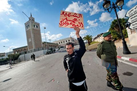 Journée du 24 : Deuxième jour de protestations de la Caravane de la libération. Après avoir dormis sur la place du gouvernement en face du premier Ministère les gens du sud ouest maintiennent leur position tant que le gouvernement ne démissionne pas. Manifestations, hommages aux martyrs de la Révolution, sitin et discussions avec les militaires.