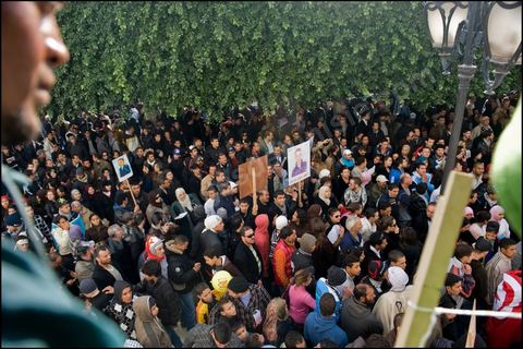Journe du 24 : Deuxime jour de protestations de la Caravane de la libration. Aprs avoir dormis sur la place du gouvernement en face du premier Ministre les gens du sud ouest maintiennent leur position tant que le gouvernement ne dmissionne pas. Manifestations, hommages aux martyrs de la Rvolution, sitin et discussions avec les militaires.