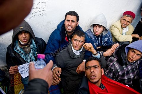 Journe du 24 : Deuxime jour de protestations de la Caravane de la libration. Aprs avoir dormis sur la place du gouvernement en face du premier Ministre les gens du sud ouest maintiennent leur position tant que le gouvernement ne dmissionne pas. Manifestations, hommages aux martyrs de la Rvolution, sitin et discussions avec les militaires.