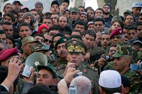 24 janvier : le Général Rachid Ammar, le chef d'état-major de l'armée de terre qui a été limogé est devenu l'un des héros de la «révolution» tunisienne, se rend place de Gouvernement pour parler aux manifestants de la Caravane de la Libération et leur demander : «L'armée nationale se porte garante de la Révolution. L'armée a protégé et protège le peuple et le pays». 