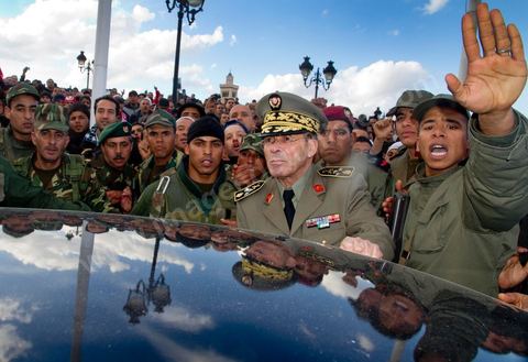24 janvier : le Général Rachid Ammar, le chef d'état-major de l'armée de terre qui a été limogé est devenu l'un des héros de la «révolution» tunisienne, se rend place de Gouvernement pour parler aux manifestants de la Caravane de la Libération et leur demander : «L'armée nationale se porte garante de la Révolution. L'armée a protégé et protège le peuple et le pays». 