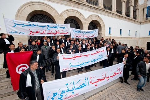 25 janvier : 3ème jour de manifestation de la Caravane de la Libération devant le Premier Ministère. les avocats de Kasserine (sud ouets de la Tunisie) lancent une manifestation au Tribunal de Justice puis cassent le barrage de l'armée pour rejoindre les manifestants de leur région présents depuis trois jours devant le Premier Ministère.