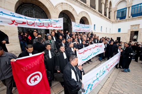 25 janvier : 3ème jour de manifestation de la Caravane de la Libération devant le Premier Ministère. les avocats de Kasserine (sud ouets de la Tunisie) lancent une manifestation au Tribunal de Justice puis cassent le barrage de l'armée pour rejoindre les manifestants de leur région présents depuis trois jours devant le Premier Ministère.