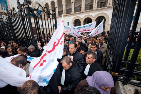 25 janvier : 3ème jour de manifestation de la Caravane de la Libération devant le Premier Ministère. les avocats de Kasserine (sud ouets de la Tunisie) lancent une manifestation au Tribunal de Justice puis cassent le barrage de l'armée pour rejoindre les manifestants de leur région présents depuis trois jours devant le Premier Ministère.