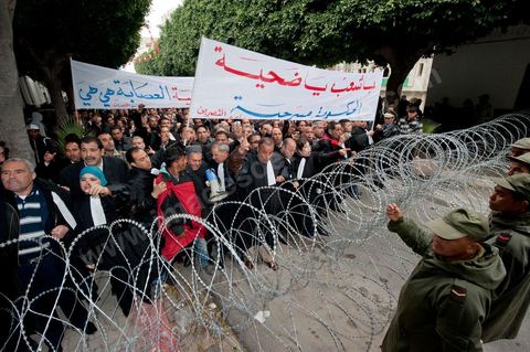 25 janvier : 3ème jour de manifestation de la Caravane de la Libération devant le Premier Ministère. les avocats de Kasserine (sud ouets de la Tunisie) lancent une manifestation au Tribunal de Justice puis cassent le barrage de l'armée pour rejoindre les manifestants de leur région présents depuis trois jours devant le Premier Ministère.