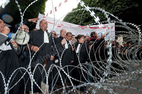 25 janvier : 3ème jour de manifestation de la Caravane de la Libération devant le Premier Ministère. les avocats de Kasserine (sud ouets de la Tunisie) lancent une manifestation au Tribunal de Justice puis cassent le barrage de l'armée pour rejoindre les manifestants de leur région présents depuis trois jours devant le Premier Ministère.