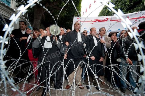 25 janvier : 3ème jour de manifestation de la Caravane de la Libération devant le Premier Ministère. les avocats de Kasserine (sud ouets de la Tunisie) lancent une manifestation au Tribunal de Justice puis cassent le barrage de l'armée pour rejoindre les manifestants de leur région présents depuis trois jours devant le Premier Ministère.